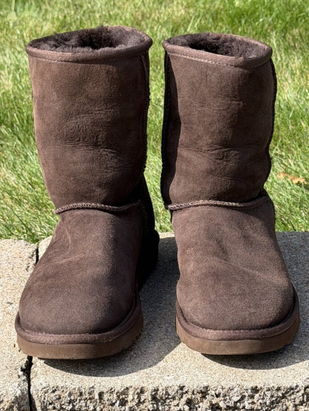 UGG Classic Short 5825 Dark Brown Suede Boots - Like New! Size 8